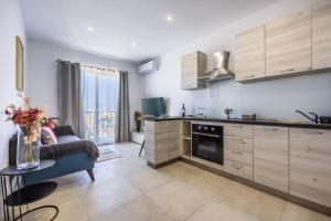 San ĠwannTa Cetta Apartment 5 min walk from St Julians的一间配有沙发和桌子的厨房