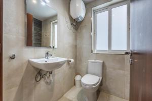 San ĠwannTa Cetta Apartment 5 min walk from St Julians的一间带卫生间、水槽和窗户的浴室