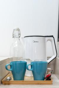 乌库拉斯Ukulhas Sands的榨汁机旁的切板上放两个蓝色的杯子