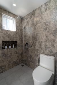 乌库拉斯Ukulhas Sands的一间带卫生间和淋浴的浴室