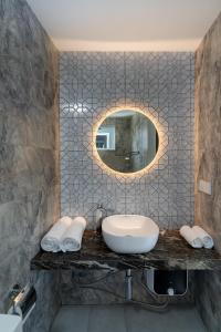 乌库拉斯Ukulhas Sands的一间带水槽和镜子的浴室