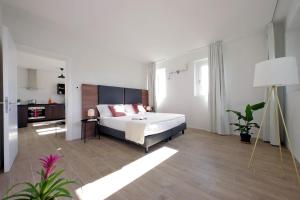 锡耶纳Siena Hills Apartments的一间卧室设有一张床和一间客厅。