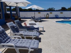 格兰杜拉Monte Sol Nascente (Loft)的一组躺椅,位于游泳池旁