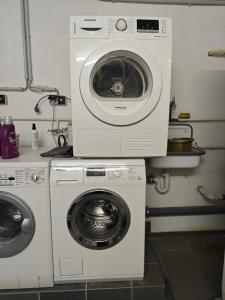 杜塞尔多夫Exceptional short-term rental的厨房内的洗衣机和烘干机