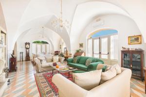 弗兰卡维拉丰塔纳Casino Casalino by Perle di Puglia的客厅配有家具和吊灯。