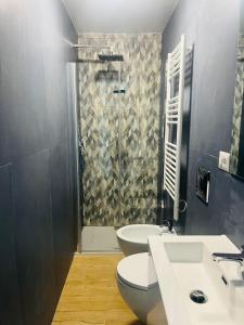 米兰Lomat Apartment的带淋浴、卫生间和盥洗盆的浴室