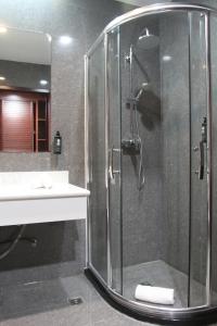 BenguelaFlow Hotel Benguela的带淋浴和盥洗盆的浴室