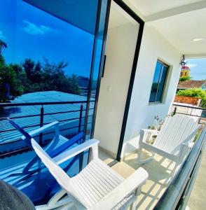 蒙波斯Hermoso apartamento céntrico的阳台上配有两把白色椅子,享有水景