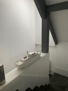 克雷泰伊Maison d'architecte - Piscine的白色房间墙上的水槽