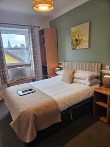 托伯莫里公园旅舍酒店的一间卧室设有一张大床和一个窗户。