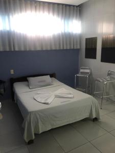 大坎皮纳Pousada Ybyrápuan的一间医院房间,里面配有带毛巾的床