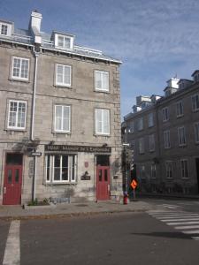 魁北克市河滨大道马努瓦尔酒店的街上有红色门的古老建筑