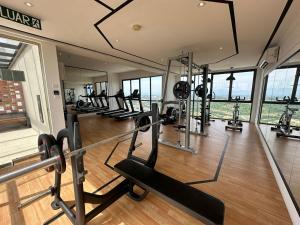 汝来Cozy Homely Studio @ Youth City Residence Nilai的健身房,配有一排跑步机和机器