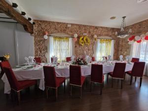 莫蒂利亚德尔帕兰卡尔塞托斯酒店餐厅的一间带桌子和红色椅子的用餐室和一间房间