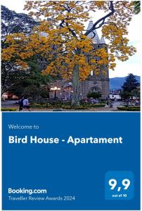 贾丁Bird House - Apartament的鸟屋和树的照片