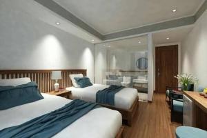 宁平Tam Coc Condelux Boutique Hotel & Travel的一间带两张床的卧室和一间客厅