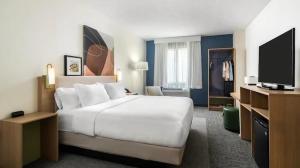 温彻斯特温彻斯特温德姆集团温盖特酒店的卧室配有一张白色大床和一台平面电视。