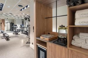 马德里阿托查加泰罗尼亚酒店的健身房,带跑步机的健身房
