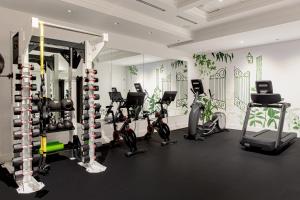 查尔斯顿法国街区酒店的健身房,提供自行车和健身器材