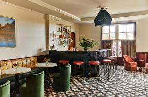 查尔斯顿法国街区酒店的餐厅内带凳子和桌子的酒吧