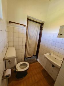 姆巴拉拉Rwekishokye Country Club的一间带卫生间和水槽的浴室