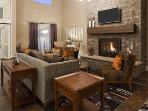 MorrisGrandStay Hotel & Suites - Morris的带沙发和壁炉的客厅