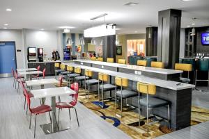 什里夫波特Del-Mar Airport Inn & Suites的餐厅设有酒吧,配有桌椅