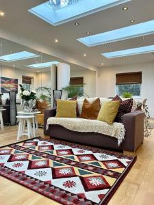 伦敦Sunny London Garden Apartment的带沙发和地毯的客厅