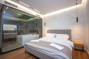 地拉那Hotel Riviera的一间带大床的卧室和一间浴室