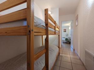 比斯卡罗斯海滩皮托公寓式酒店的走廊上设有两张双层床。