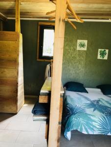 OliveseCabane的一间卧室配有双层床和窗户。