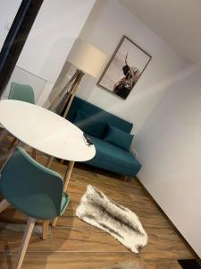 BernardswillerLa Perle d'Alsace的客厅配有蓝色的沙发和桌子