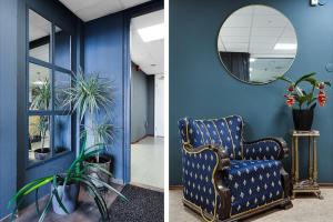 卡尔斯克鲁纳得罗宁家塔斯旅舍的蓝色的房间,配有椅子和镜子
