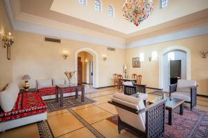 马拉喀什Palais Alcazar的客厅配有家具和吊灯。