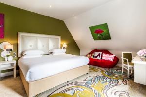 格拉斯米尔水仙花酒店及水疗中心的卧室配有白色的床和绿色的墙壁