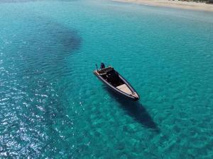 帕罗斯岛CycladesCharters: Discover Hidden Gems in Paros!的水中的小船