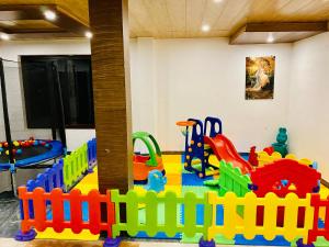 西姆拉Aachman Nature Valley Resort Shimla的儿童游戏室和玩具游乐场