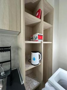 汝来Cozy Homely Studio @ Youth City Residence Nilai的橱柜,上面有杯子和盒子