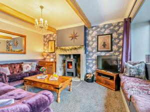 哈德斯菲尔德6 Bed in Slaithwaite 93984的带沙发和壁炉的客厅