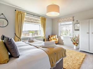 布罗克斯本6 Bed in South Queensferry 94359的一间卧室设有一张大床和一个窗户。