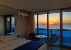 巴统Panorama Sea View Orbi City Aparthotel的酒店客房设有一张床,享有海景。