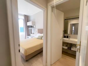 佛罗伦萨贾波内酒店的一间卧室配有床、水槽和镜子