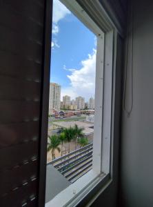 库亚巴Quarto em apartamento em Cuiabá的市景客房的窗户