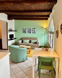 奥尔塔圣朱利奥-Ortaflats- Appartamento l'Isola的客厅配有桌子和沙发