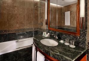 日内瓦Hotel President Wilson, a Luxury Collection Hotel, Geneva的一间带水槽和镜子的浴室