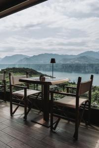 马尔切西内Hotel Querceto Wellness & Spa - Garda Lake Collection的美景阳台配有桌椅