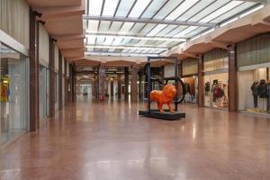都灵Arsenale Turin Rooms的中间有一个大大厅,里面放着狮子雕像