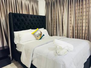 AshalebotweQuebella Luxury Home的一间卧室配有带白色床单和枕头的床。