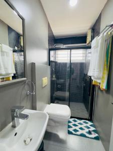 AshalebotweQuebella Luxury Home的浴室配有卫生间、盥洗盆和淋浴。