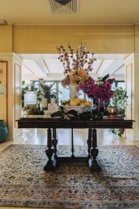 萨罗Hotel Spiaggia d'Oro - Charme & Boutique - Garda Lake Collection的一张桌子上放着花瓶